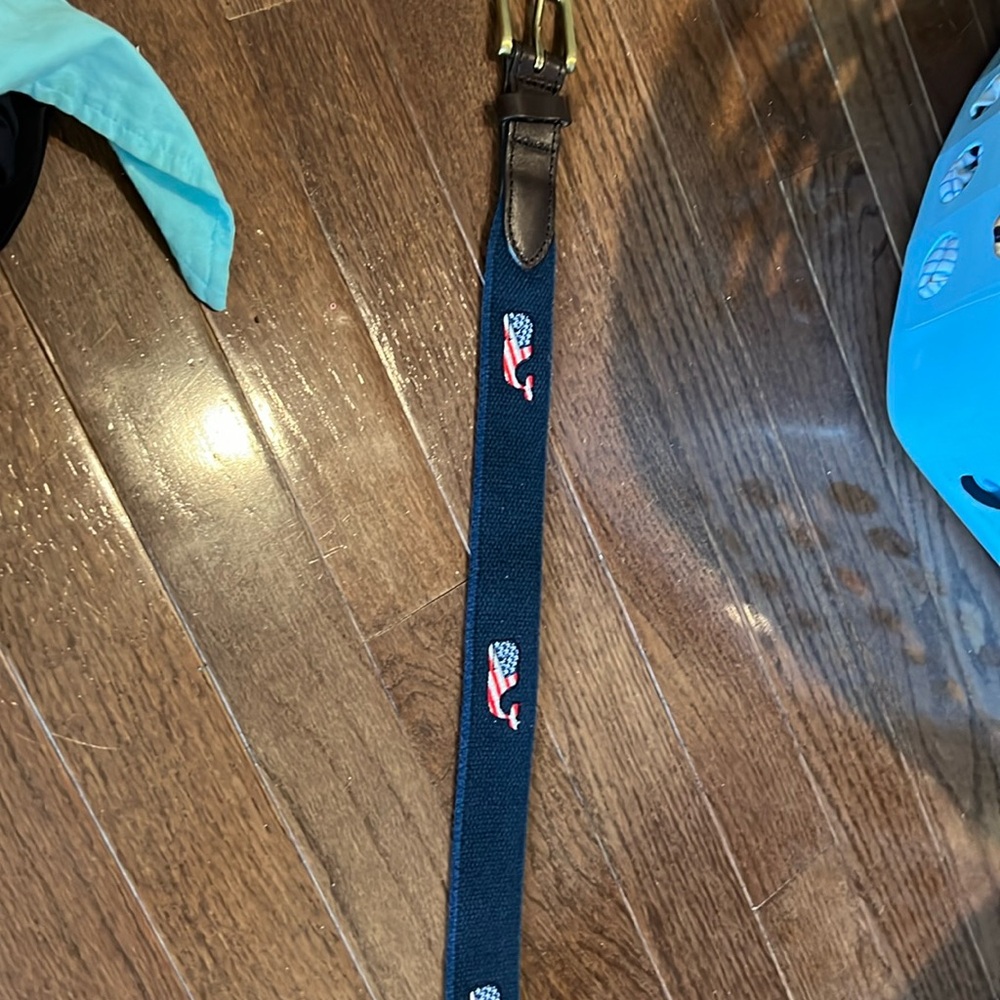 Vineyard vines whale belt in great condition